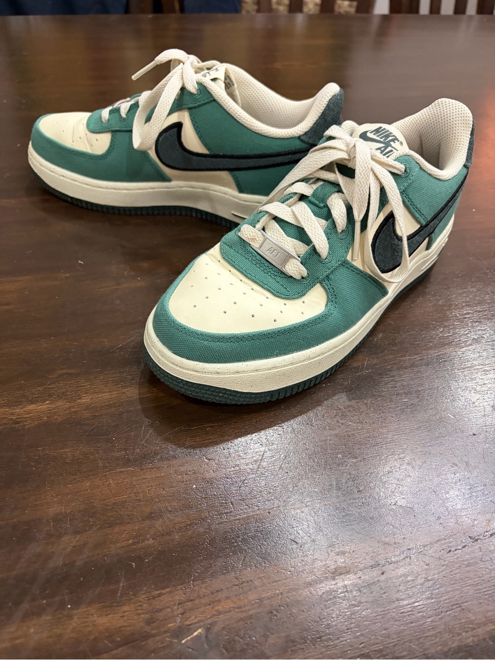 Nike Kids Teal and Cream Low-Top Sneakers with Black Swoosh